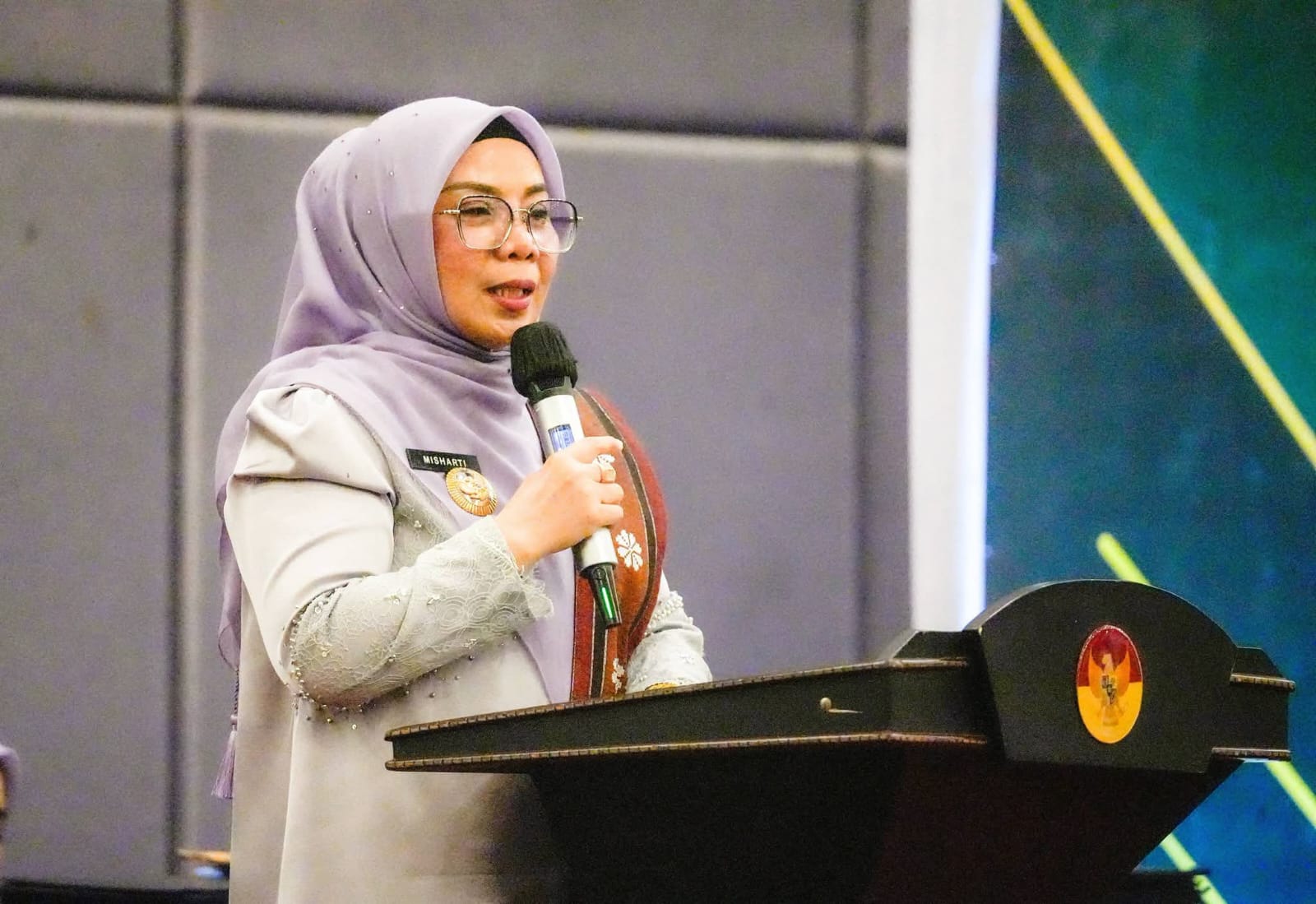 Di Hadapan Wisudawan STAI Al-Azhar, Misharti Kenang Perjuangan Almh Hj Maimanah Umar
