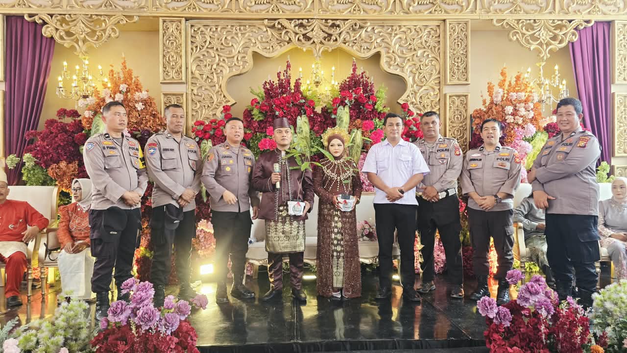 Hadiri Pesta Pernikahan, Polsek Kabun Gelorakan Gerakan Riau Cerah Presisi Lewat Bibit Pohon yang Dijadikan Kado