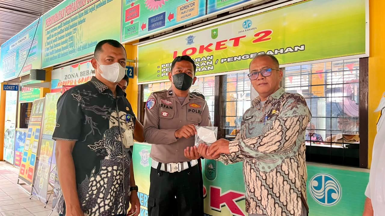 Samsat Bangkinang Bagikan Masker di Tengah Kabut Asap, Ajak Warga Manfaatkan Pemutihan Pajak
