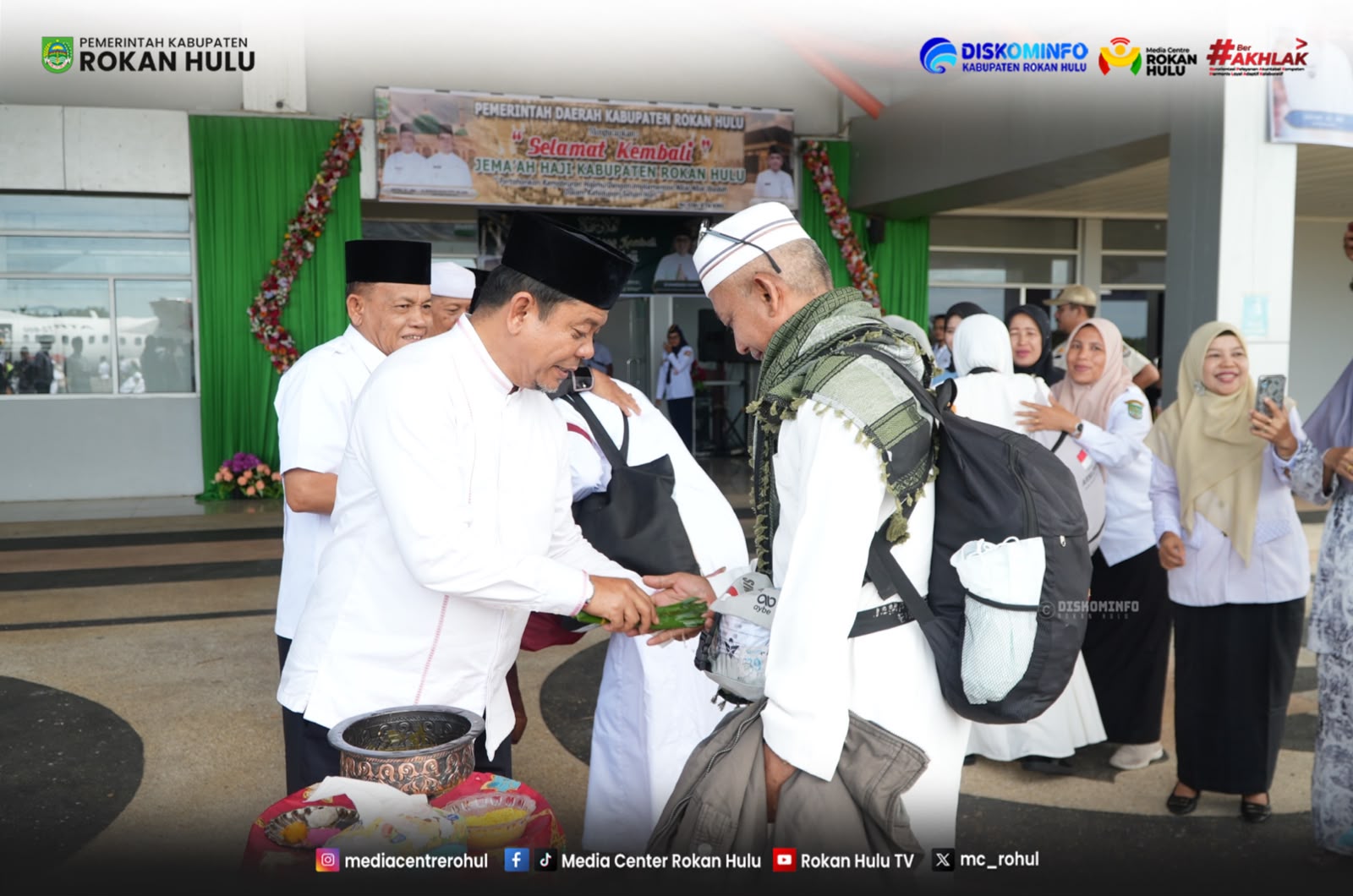 Penuh Haru, Wakil Bupati Rohul Sambut Kepulangan Jemaah Haji Kloter 8.