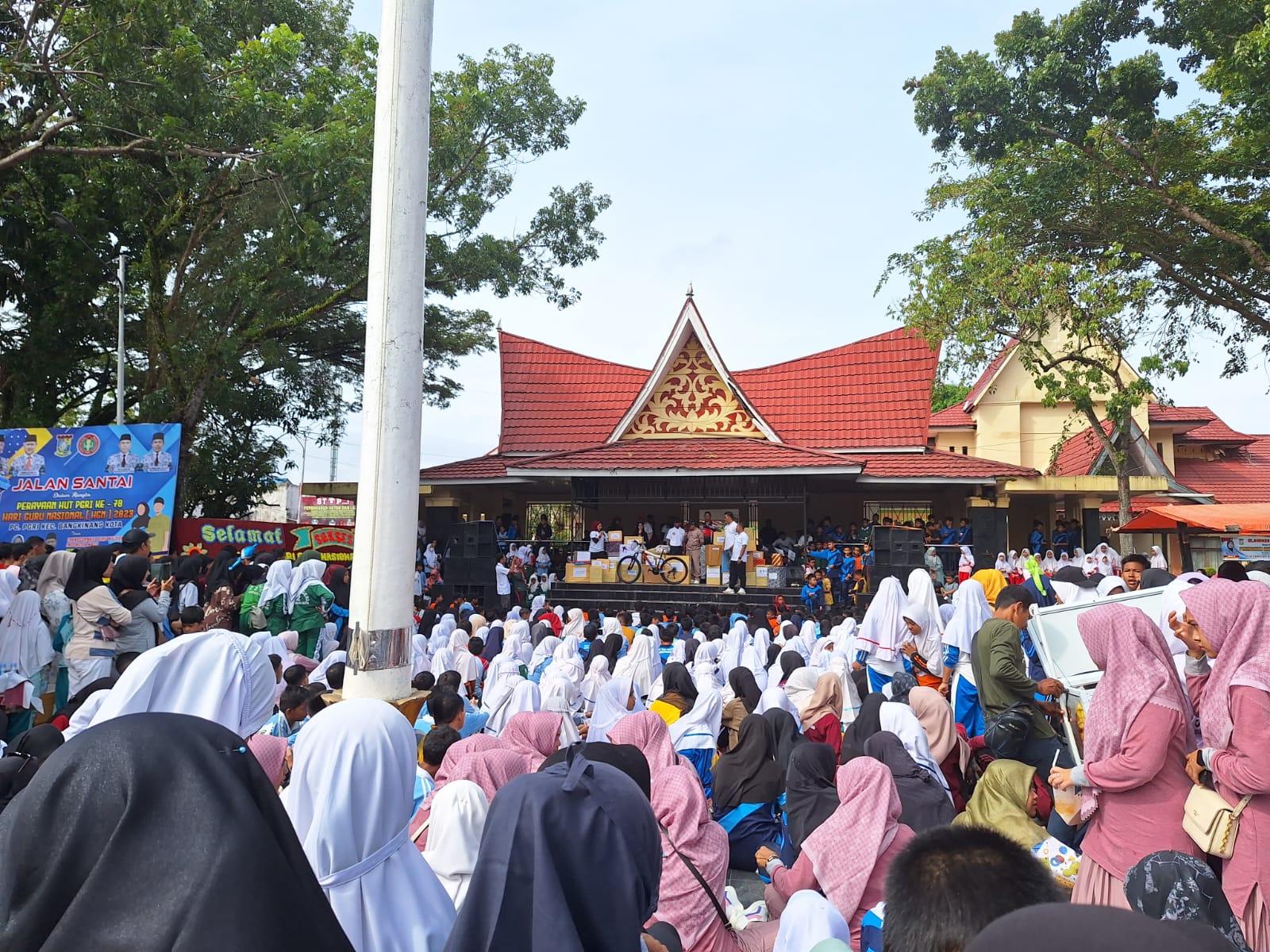 Sempena HUT PGRI dan HGN Tahun 2023, PC PGRI Kecamatan Bangkinang Kota Gelar Jalan Santai