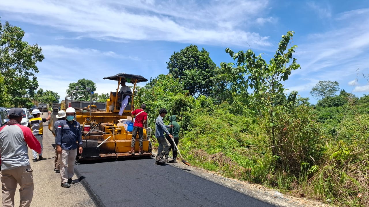 Pastikan Pengerjaan Berjalan Baik, Kadis PUPR Tinjau Pengaspalan Jalan Cik Ditiro Bangkinang Kota